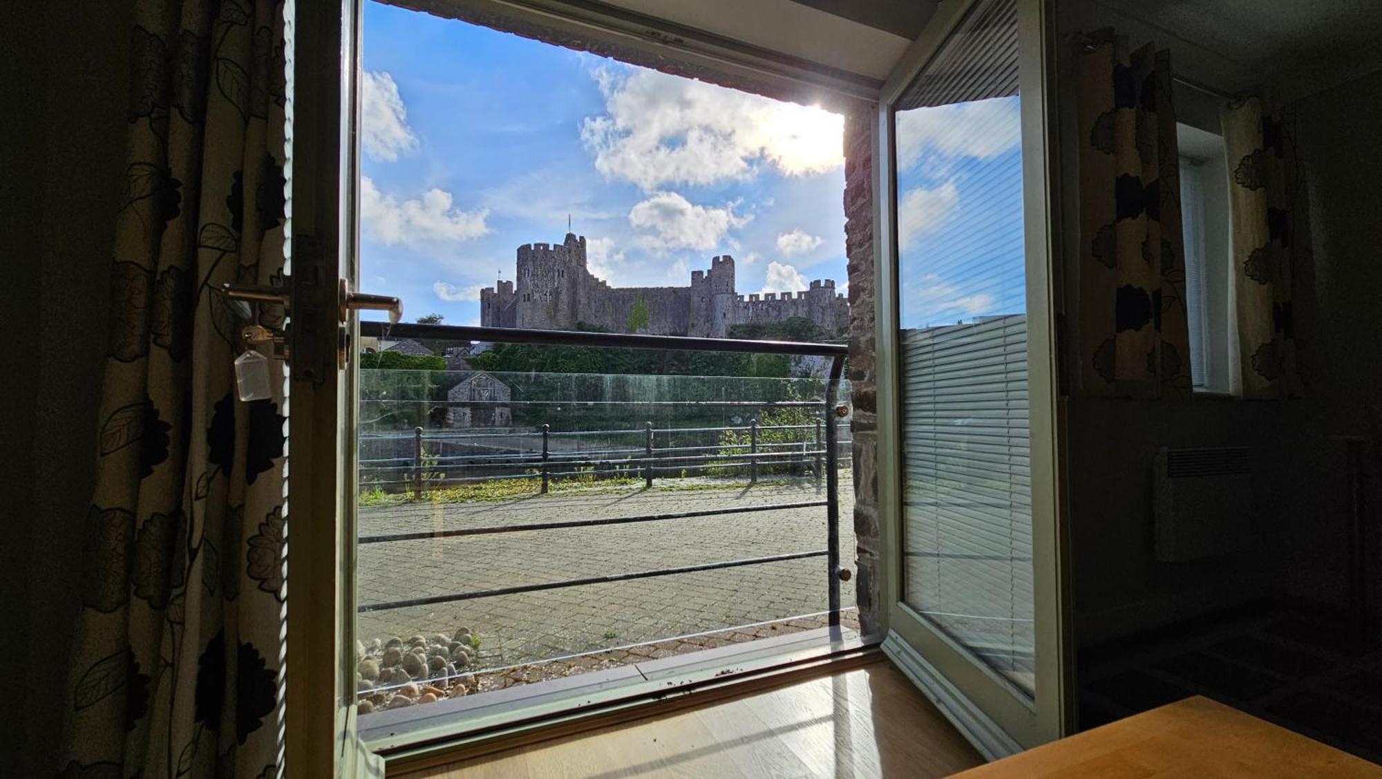 Castle Pond House Apartment Pembroke Exterior foto