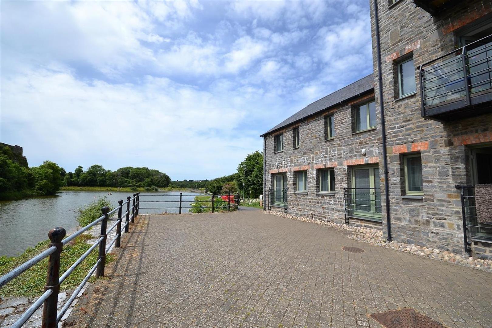 Castle Pond House Apartment Pembroke Exterior foto